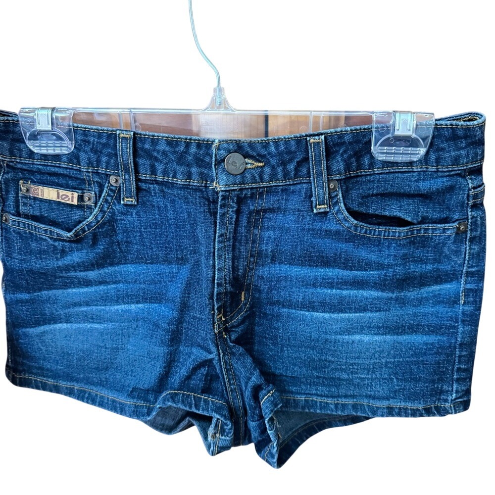 L.E.I-Vintage Jean Shorts. Size 7. Low‎ rise.